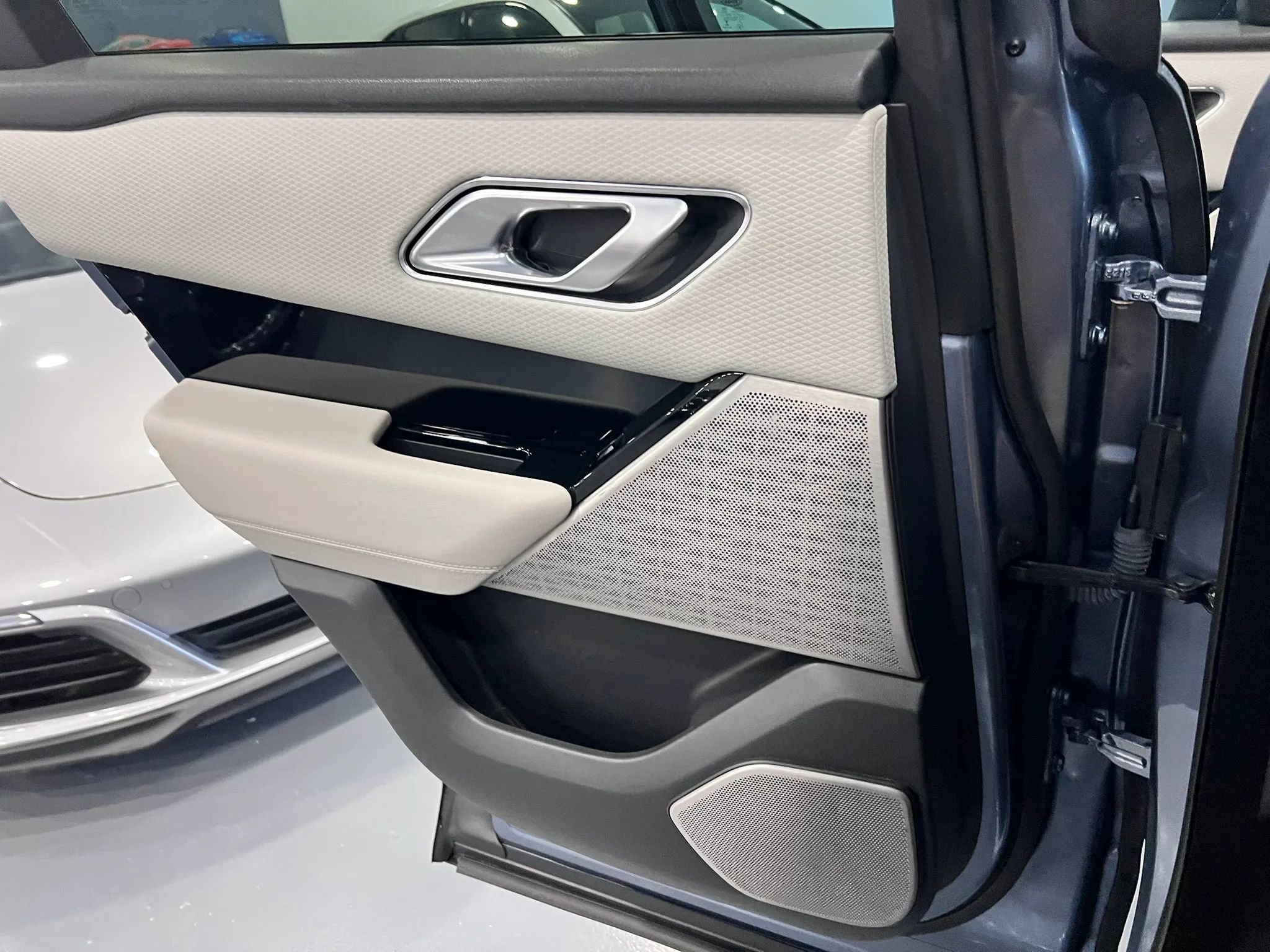 Used 2019 Land Rover Range Rover Velar R-Dynamic SE AWD/4WD image 28