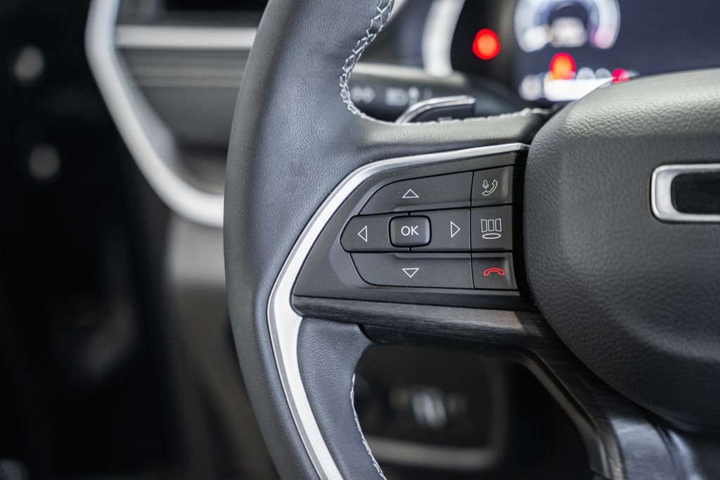 Certified 2023 Jeep Grand Cherokee Limited w/ Black Appearance Package image 32