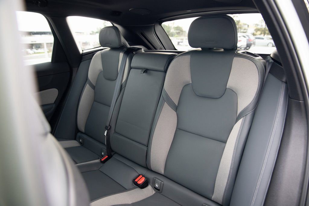 Used 2022 Volvo XC60 B5 R-Design w/ Advanced Package image 15