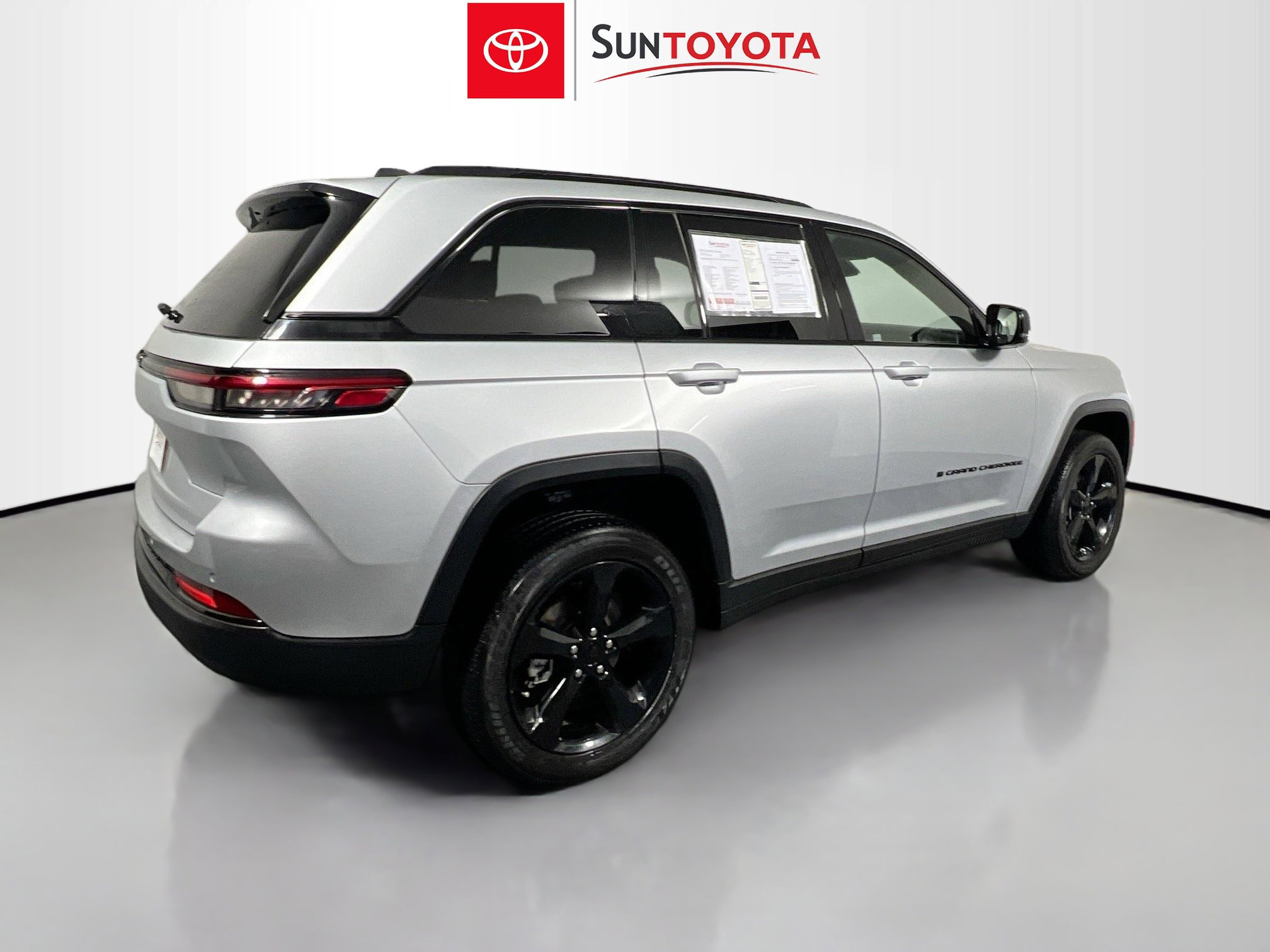 Used 2024 Jeep Grand Cherokee Altitude image 4