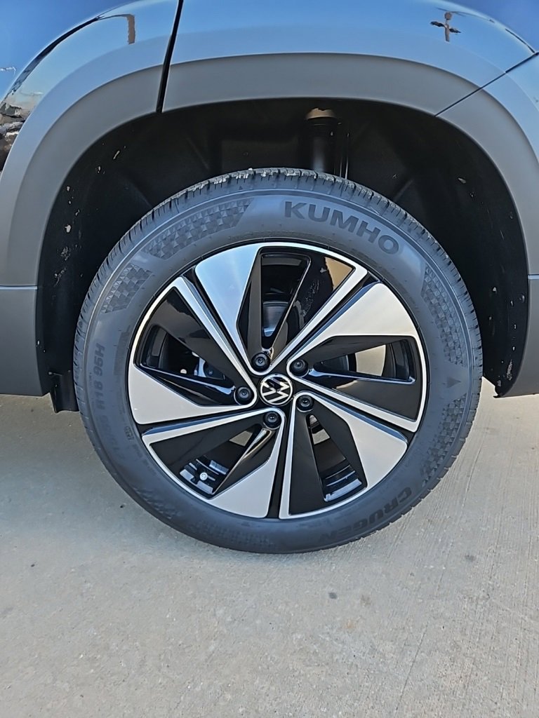 New 2026 Volkswagen Taos SE image 9