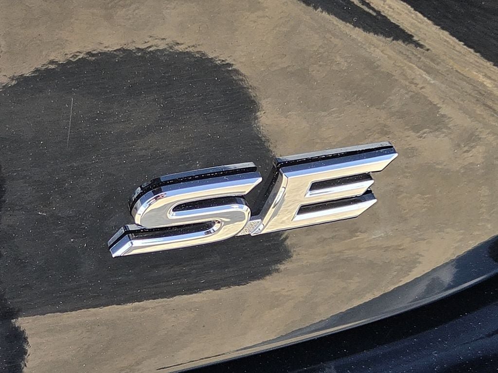 Used 2025 Toyota Camry SE FWD image 11