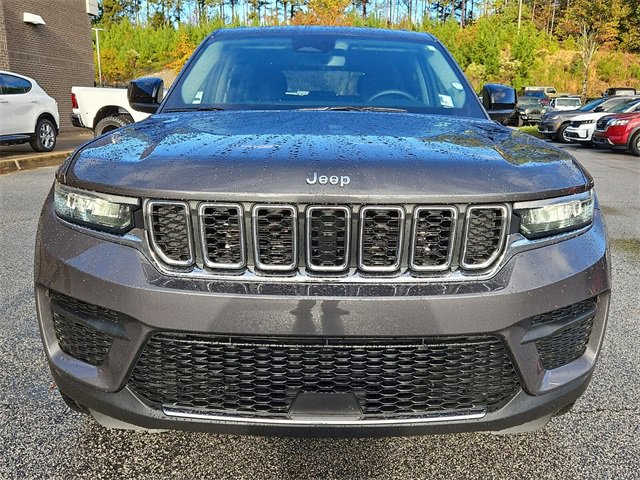 Used 2023 Jeep Grand Cherokee Laredo image 2