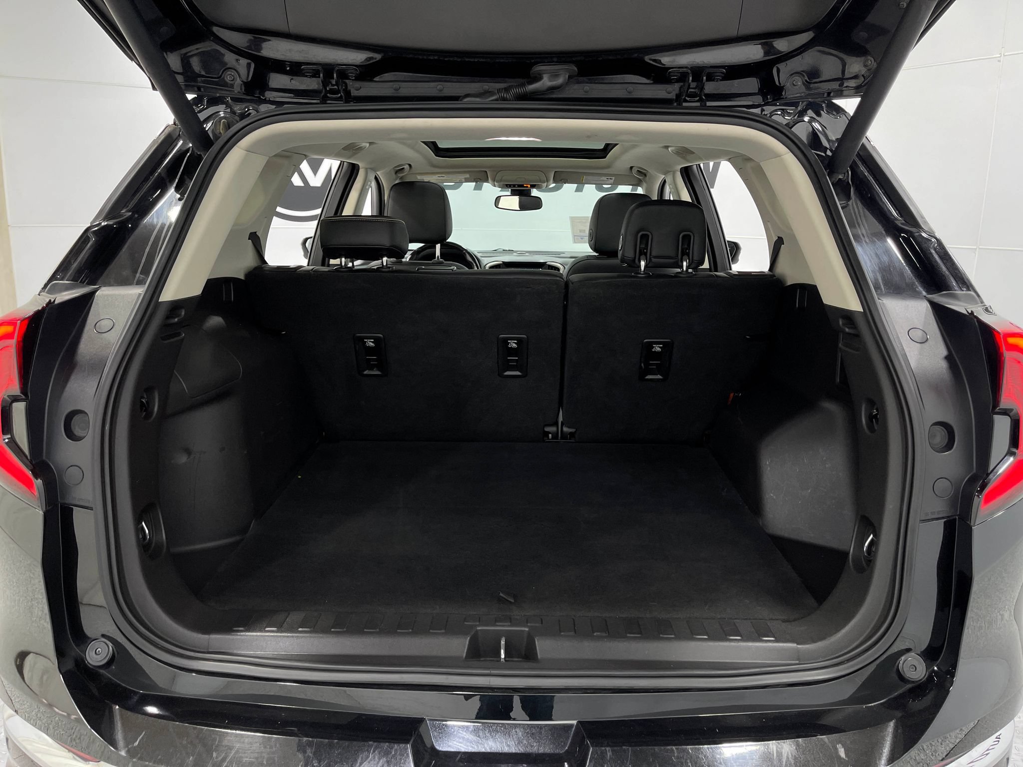 Used 2019 GMC Terrain Denali w/ GMC Pro Grade Package AWD/4WD image 25