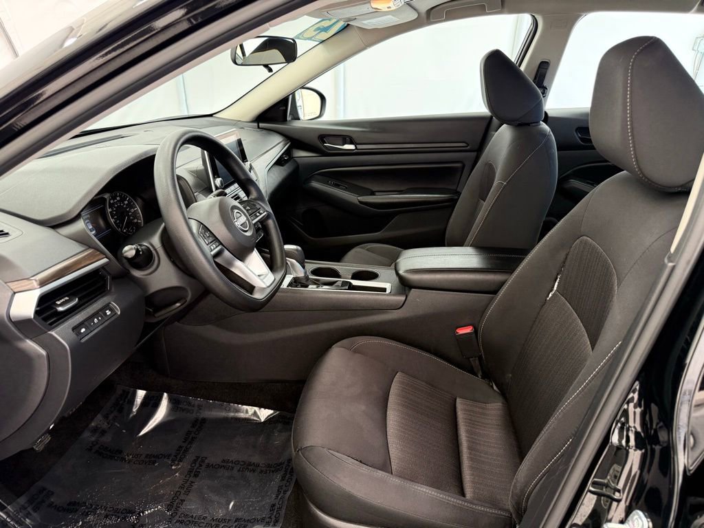Used 2025 Nissan Altima 2.5 SV FWD image 12