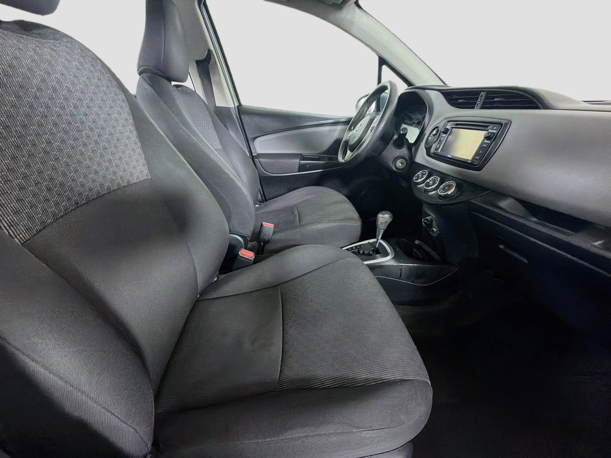 Used 2017 Toyota Yaris L w/ Carpet Mat Package FWD image 27