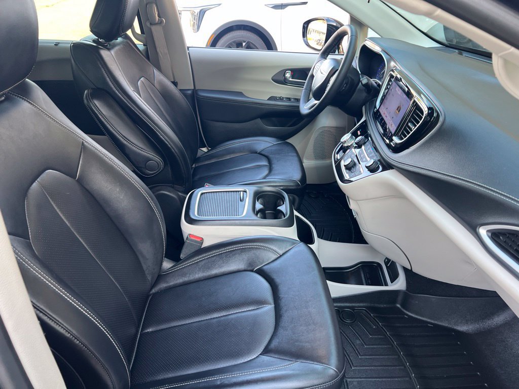Used 2024 Chrysler Pacifica Touring-L FWD image 19