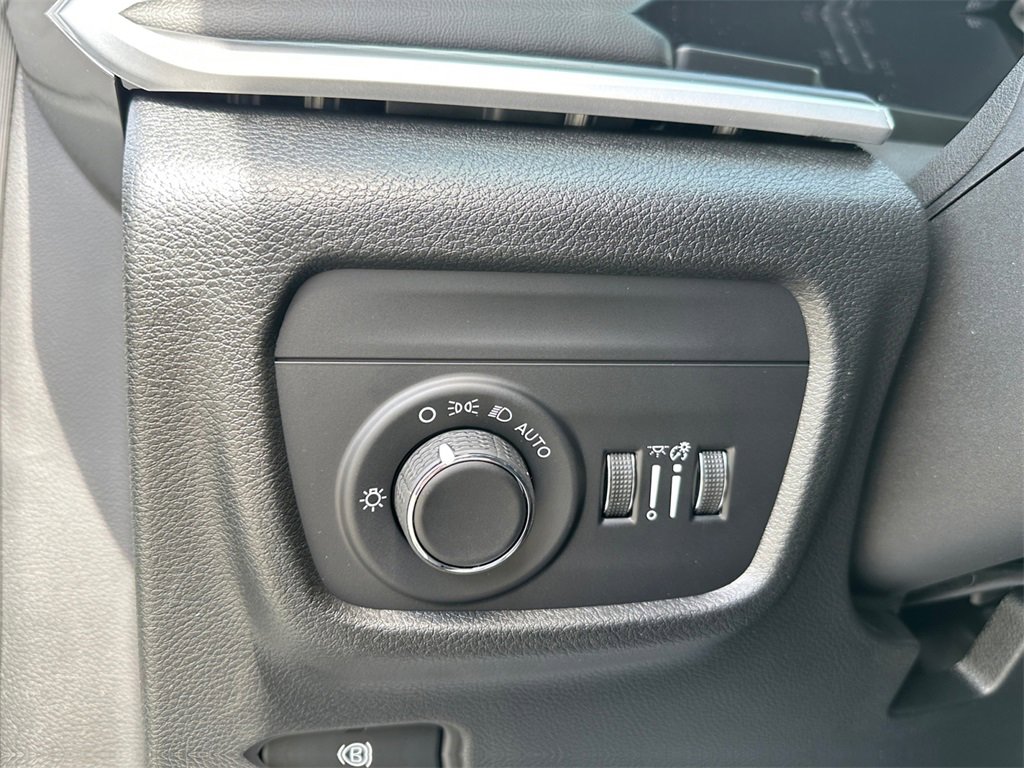 New 2025 Jeep Grand Cherokee Altitude image 31