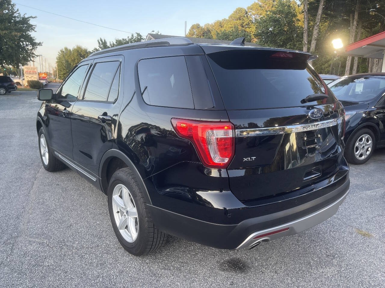 Used 2017 Ford Explorer XLT w/ Equipment Group 202A AWD/4WD image 5