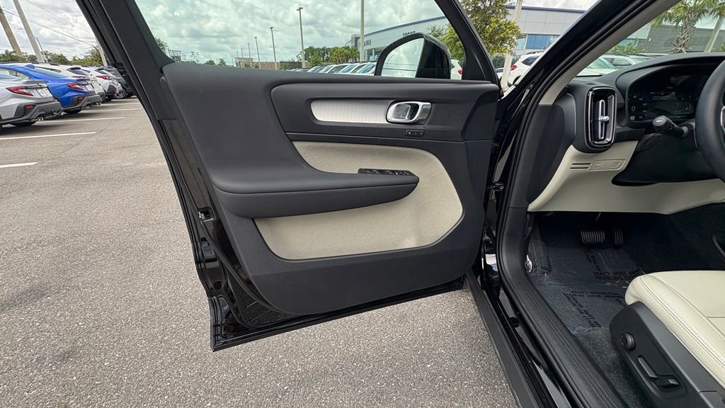 Used 2022 Volvo XC40 T4 Momentum FWD image 10
