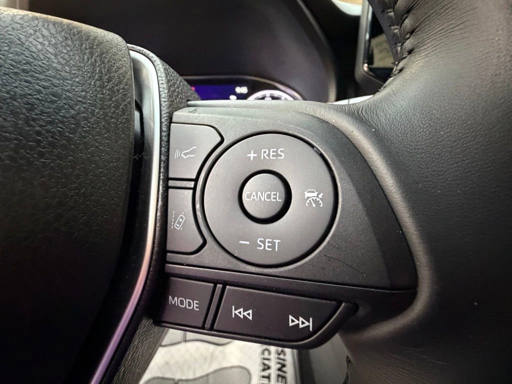 Used 2023 Toyota Venza LE image 23