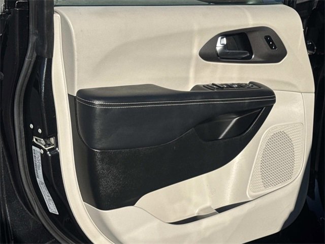 Used 2023 Chrysler Pacifica Touring-L image 18