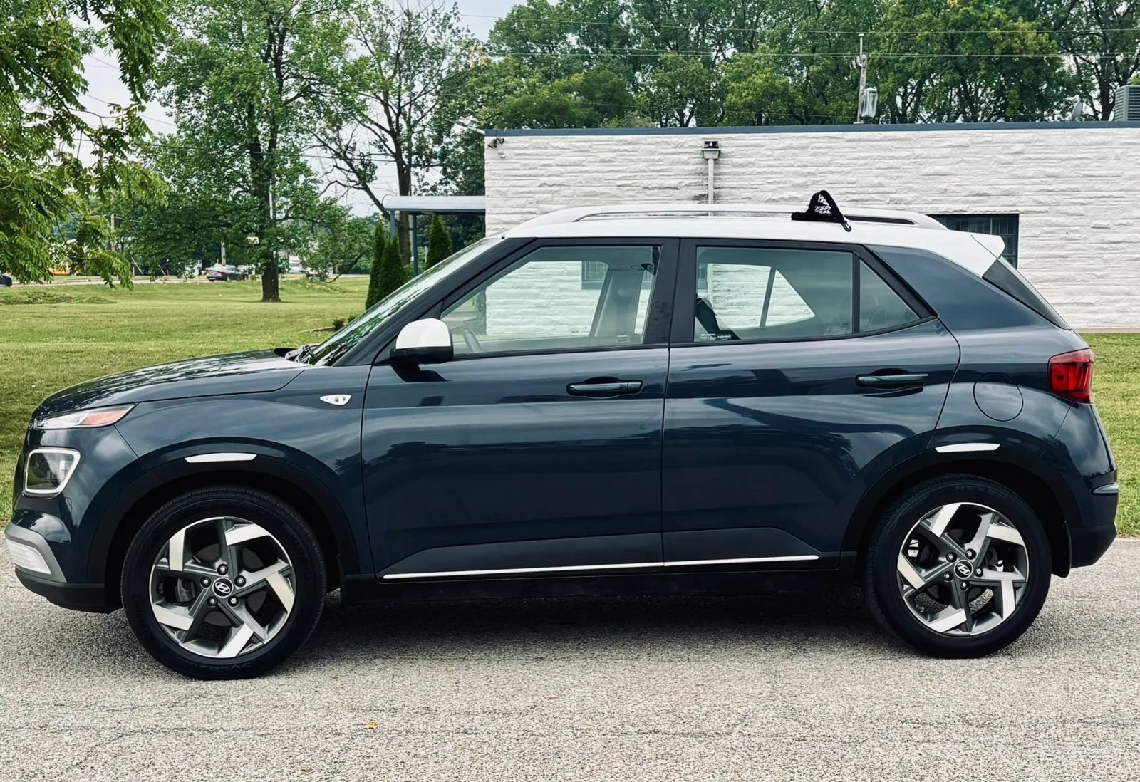 Used 2021 Hyundai Venue FWD image 2