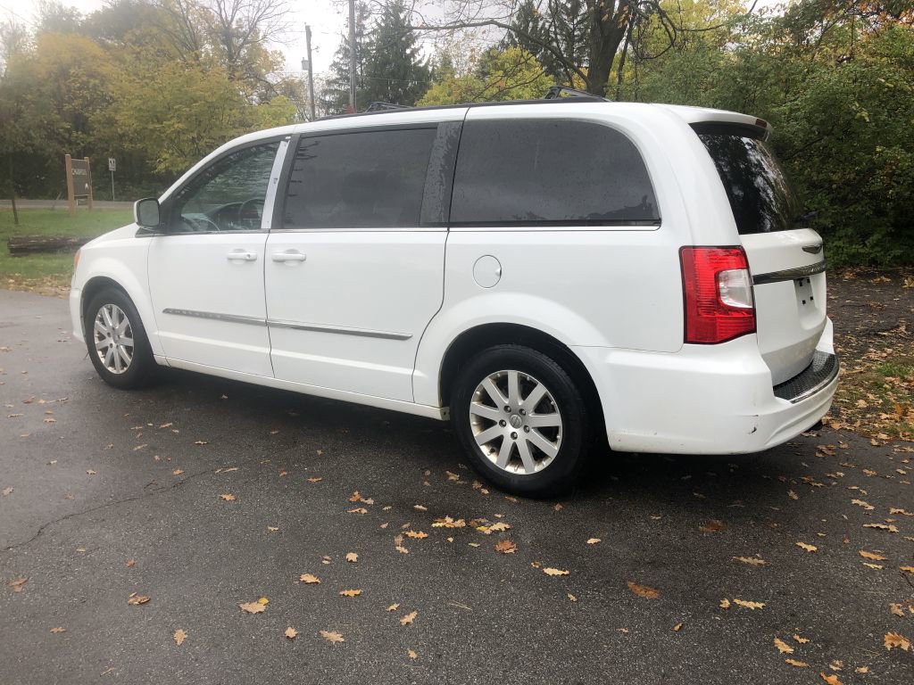 Used 2014 Chrysler Town & Country Touring image 5