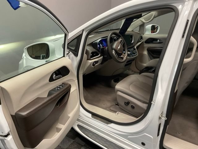 Used 2021 Chrysler Pacifica Touring FWD image 14
