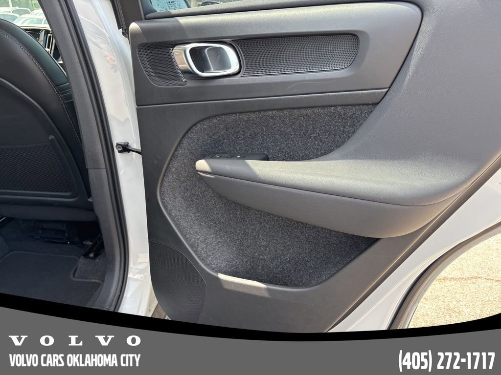 Used 2025 Volvo XC40 B5 Plus image 17