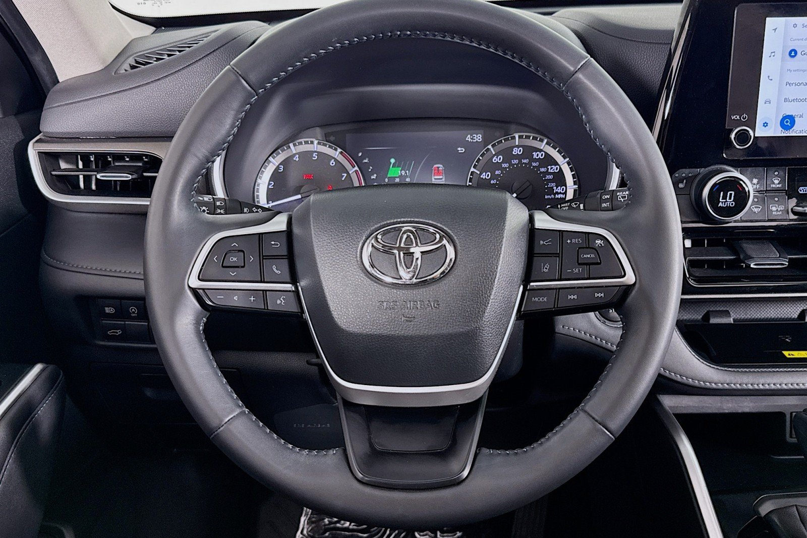 Used 2023 Toyota Highlander XLE AWD/4WD image 19