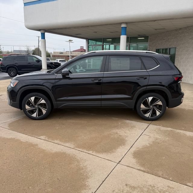 Used 2025 Volkswagen Taos SE AWD/4WD image 2