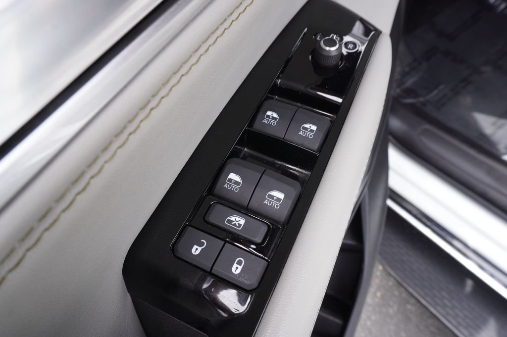 Used 2025 Jeep Wagoneer 2WD image 16