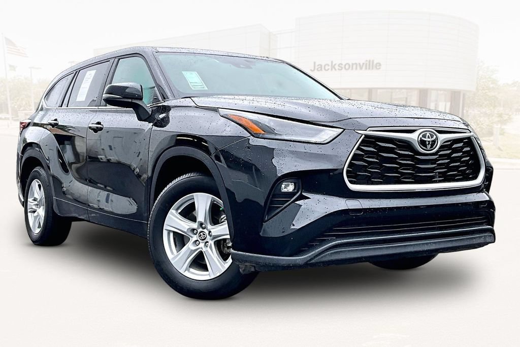 Used 2025 Toyota Highlander LE FWD image 3