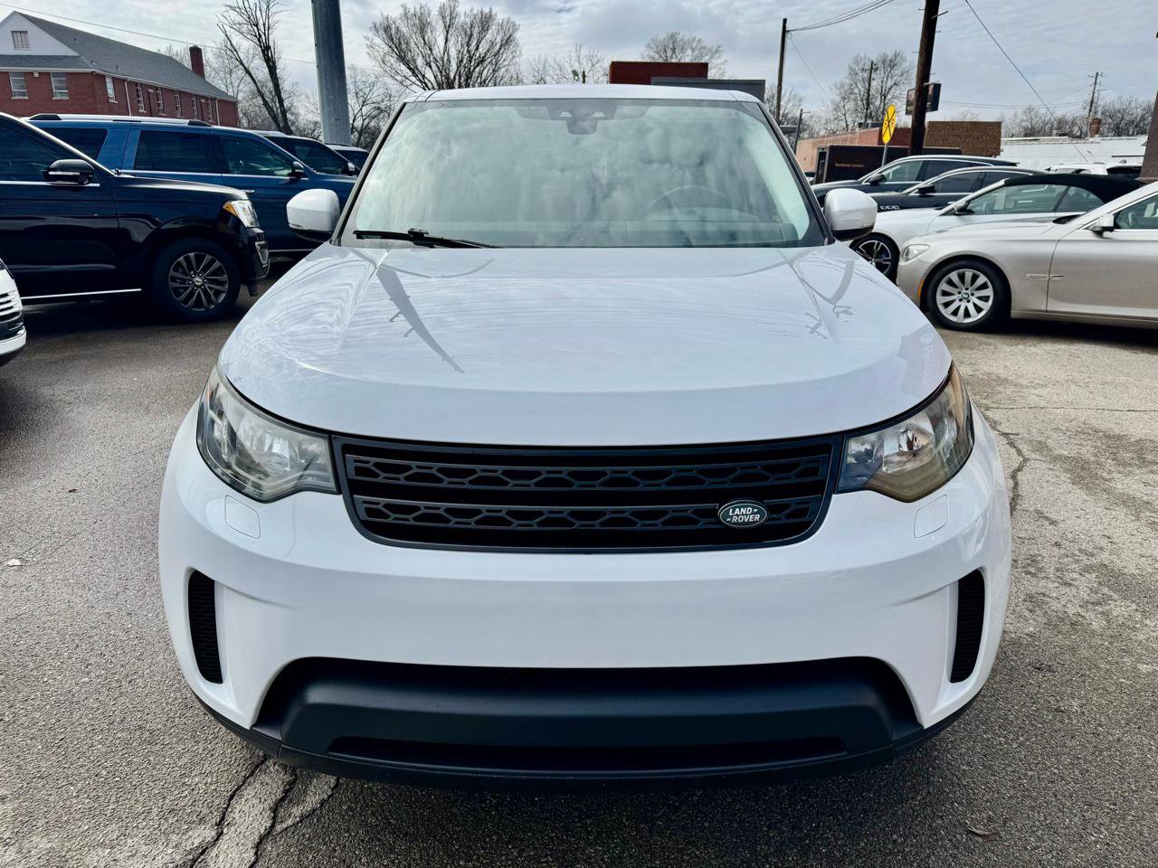 Used 2017 Land Rover Discovery SE image 9