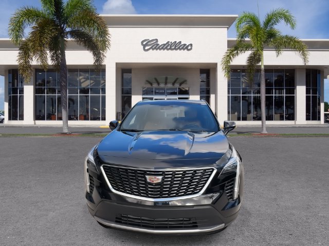 Used 2023 Cadillac XT4 Premium Luxury w/ Technology Package FWD image 4