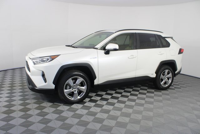 Used 2021 Toyota RAV4 XLE Premium image 2