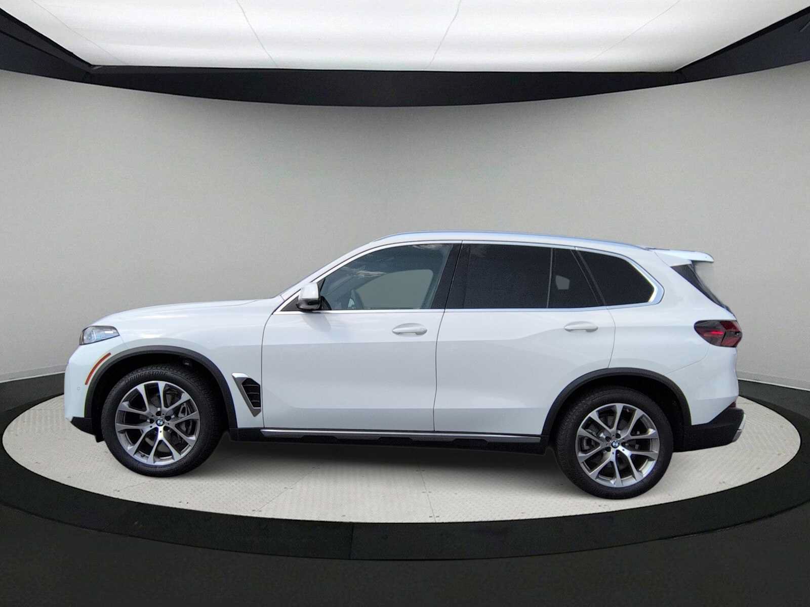 Used 2026 BMW X5 xDrive40i w/ Parking Assistance Package AWD/4WD image 5