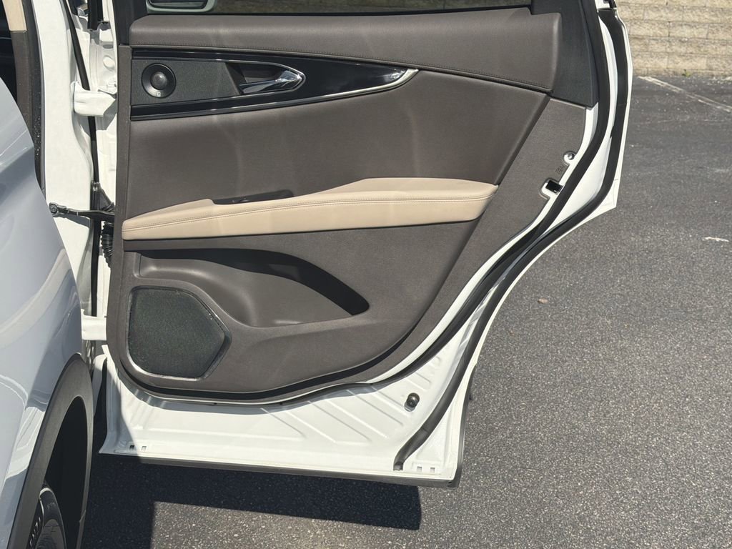 Used 2022 Lincoln Nautilus Reserve w/ Equipment Group 201A image 16