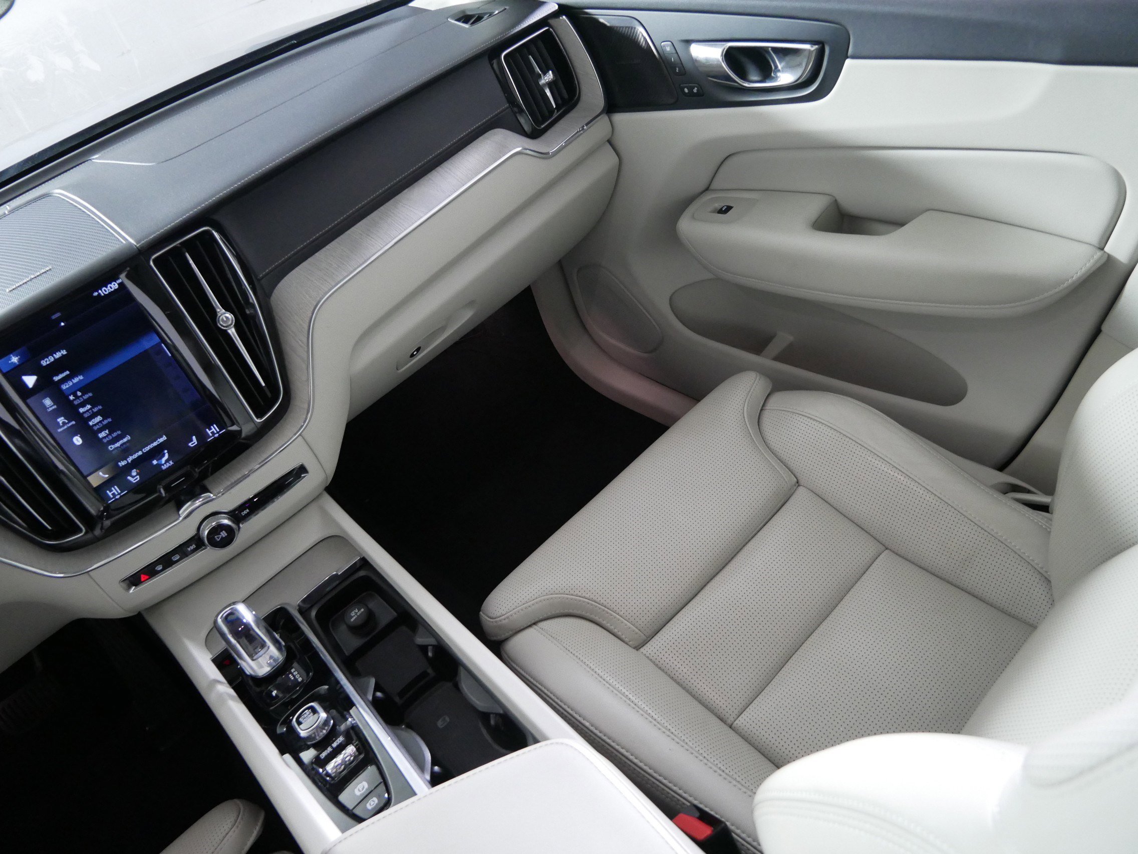 Used 2019 Volvo XC60 T8 Inscription w/ Advanced Package image 11