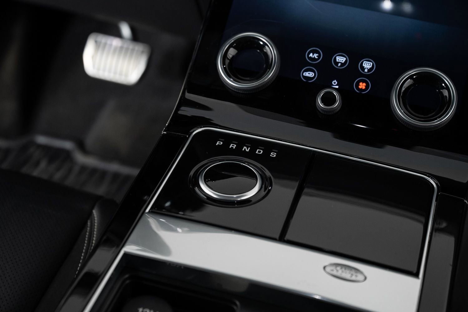 Used 2018 Land Rover Range Rover Velar R-Dynamic SE image 36