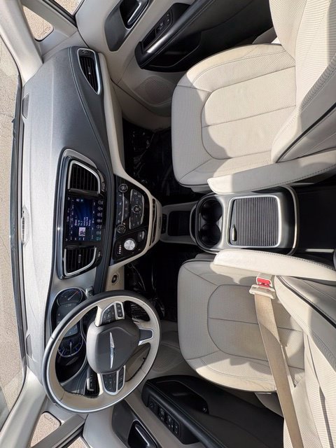 Used 2018 Chrysler Pacifica Limited w/ Advanced Safetytec Group FWD image 22