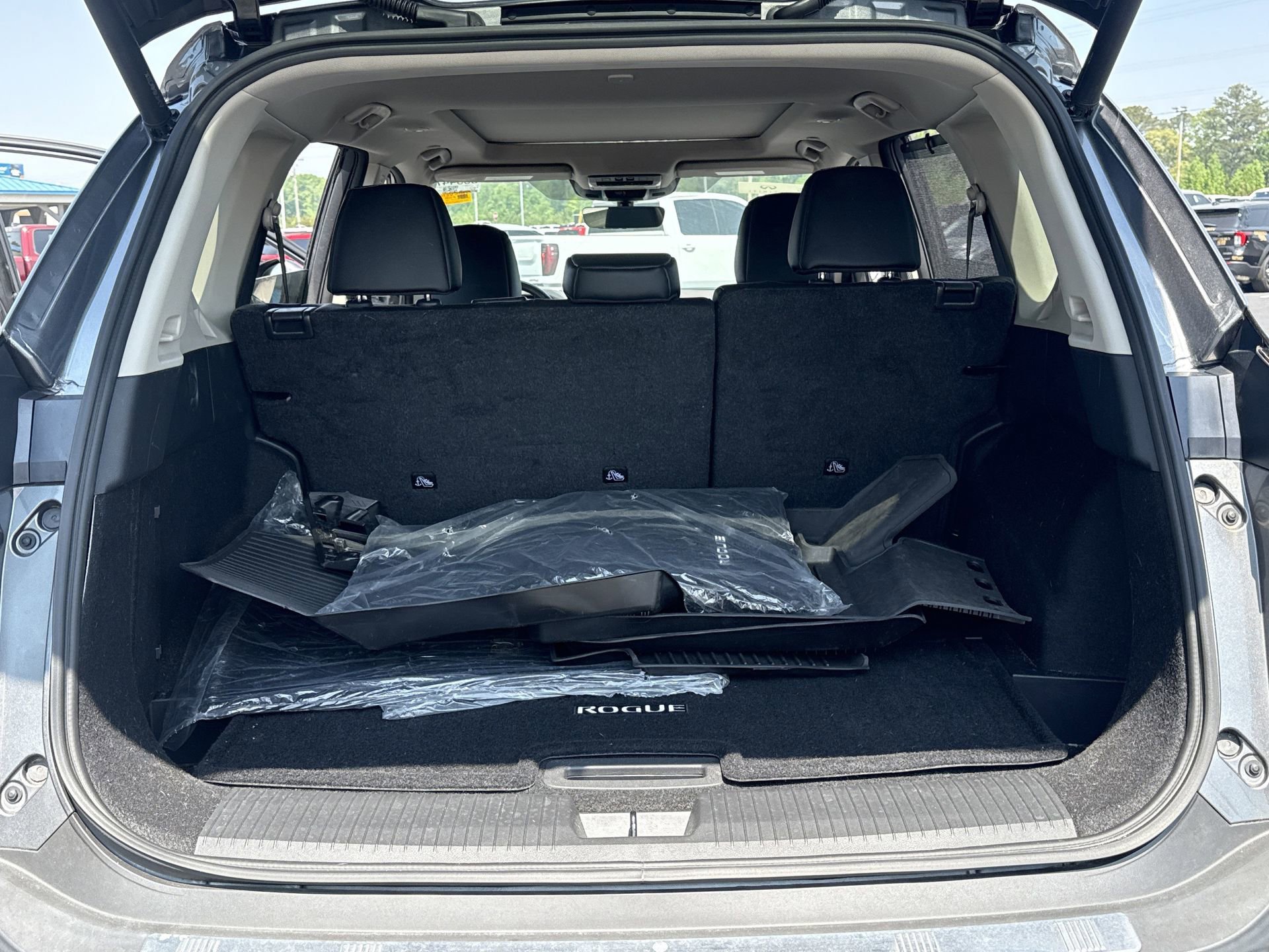 Used 2023 Nissan Rogue SL w/ SL Premium Package FWD image 11