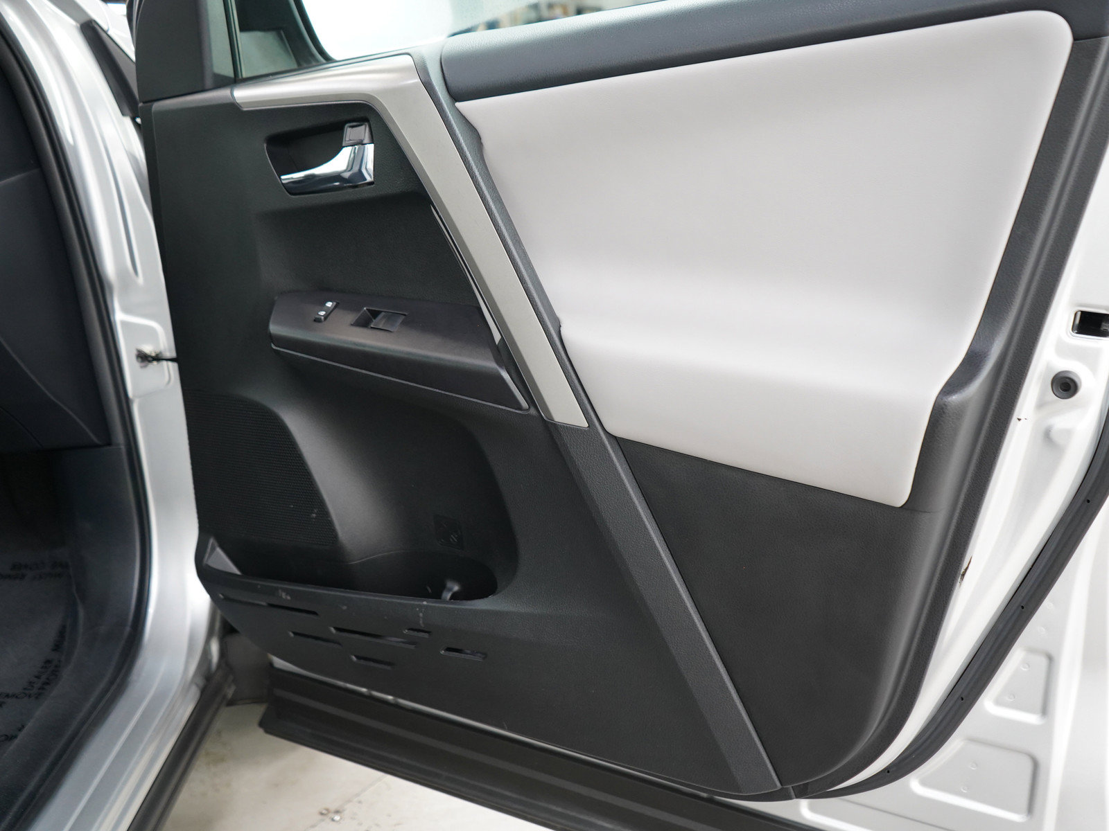 Used 2016 Toyota RAV4 XLE w/ Convenience Package AWD/4WD image 9
