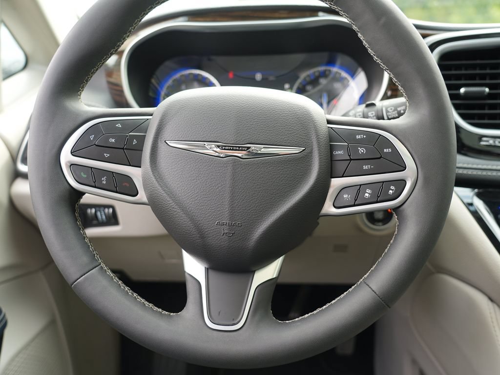 Used 2024 Chrysler Pacifica Limited FWD image 23