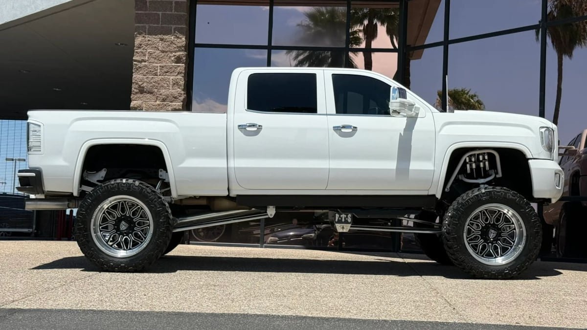 Used 2017 GMC Sierra 3500 Denali w/ Duramax Plus Package AWD/4WD image 15
