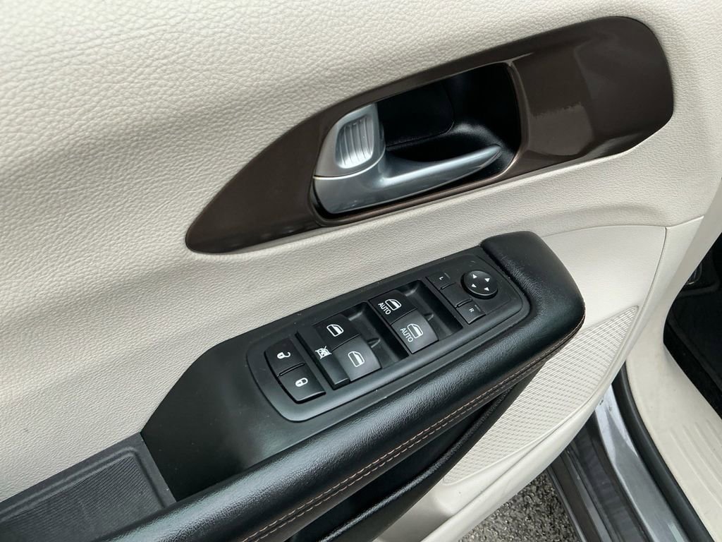 Used 2018 Chrysler Pacifica Touring-L FWD image 16