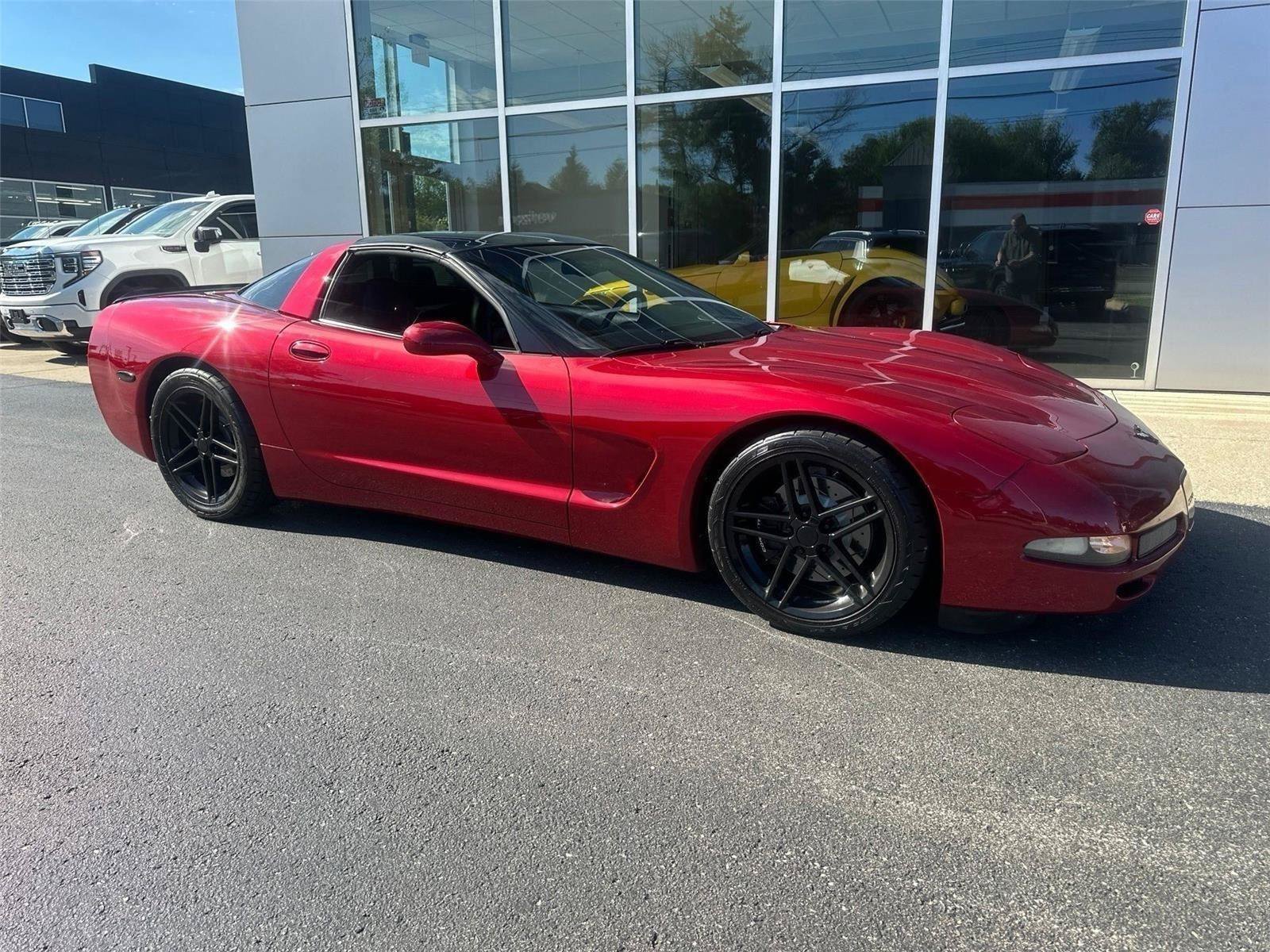 Used 2004 Chevrolet Corvette Coupe w/ Preferred Equipment Group RWD video 3