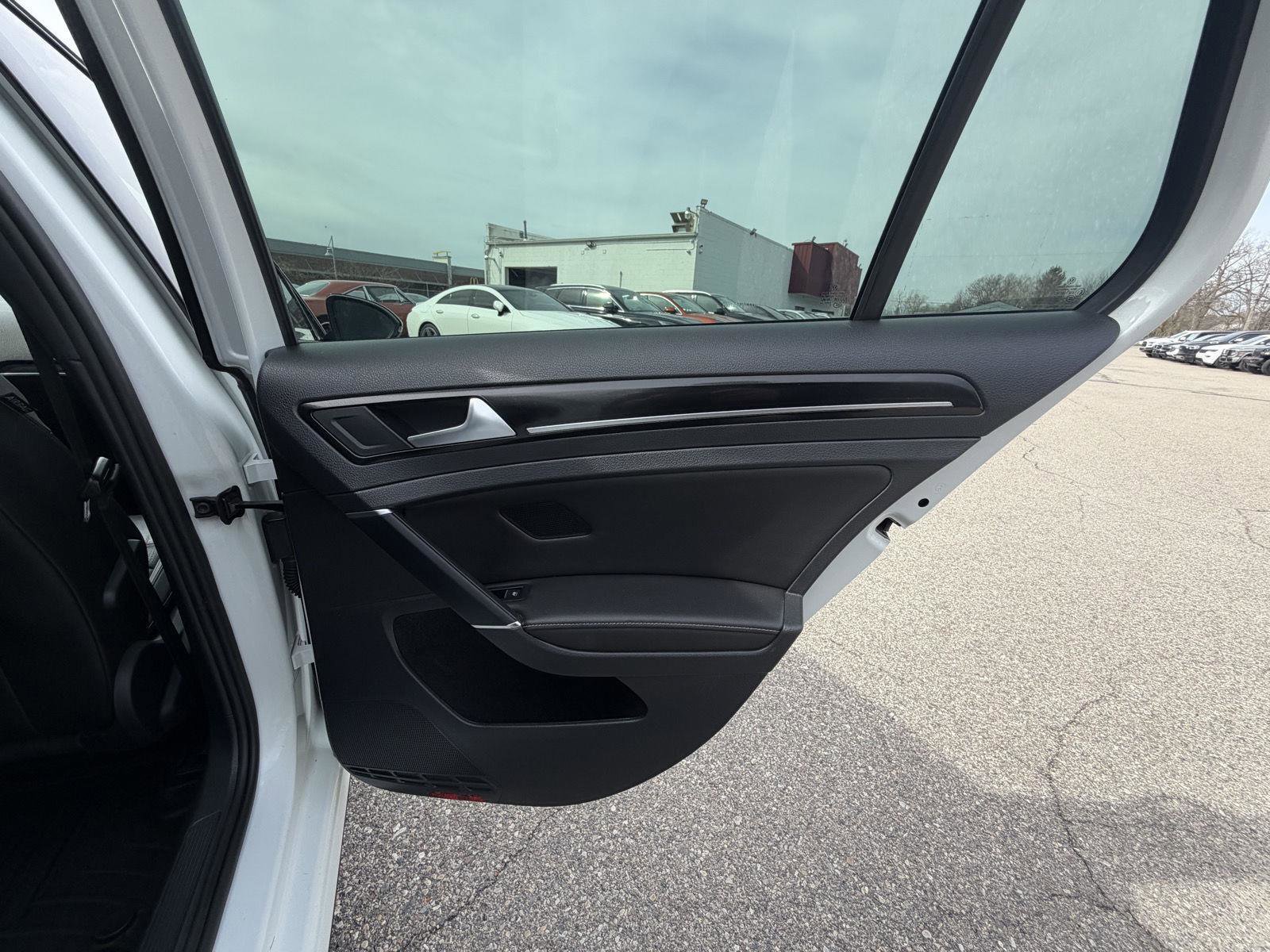 Used 2018 Volkswagen Golf R 4-Door image 24