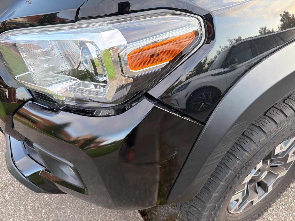 Used 2017 Toyota Tacoma TRD Off-Road w/ Premium & Technology Package AWD/4WD image 4