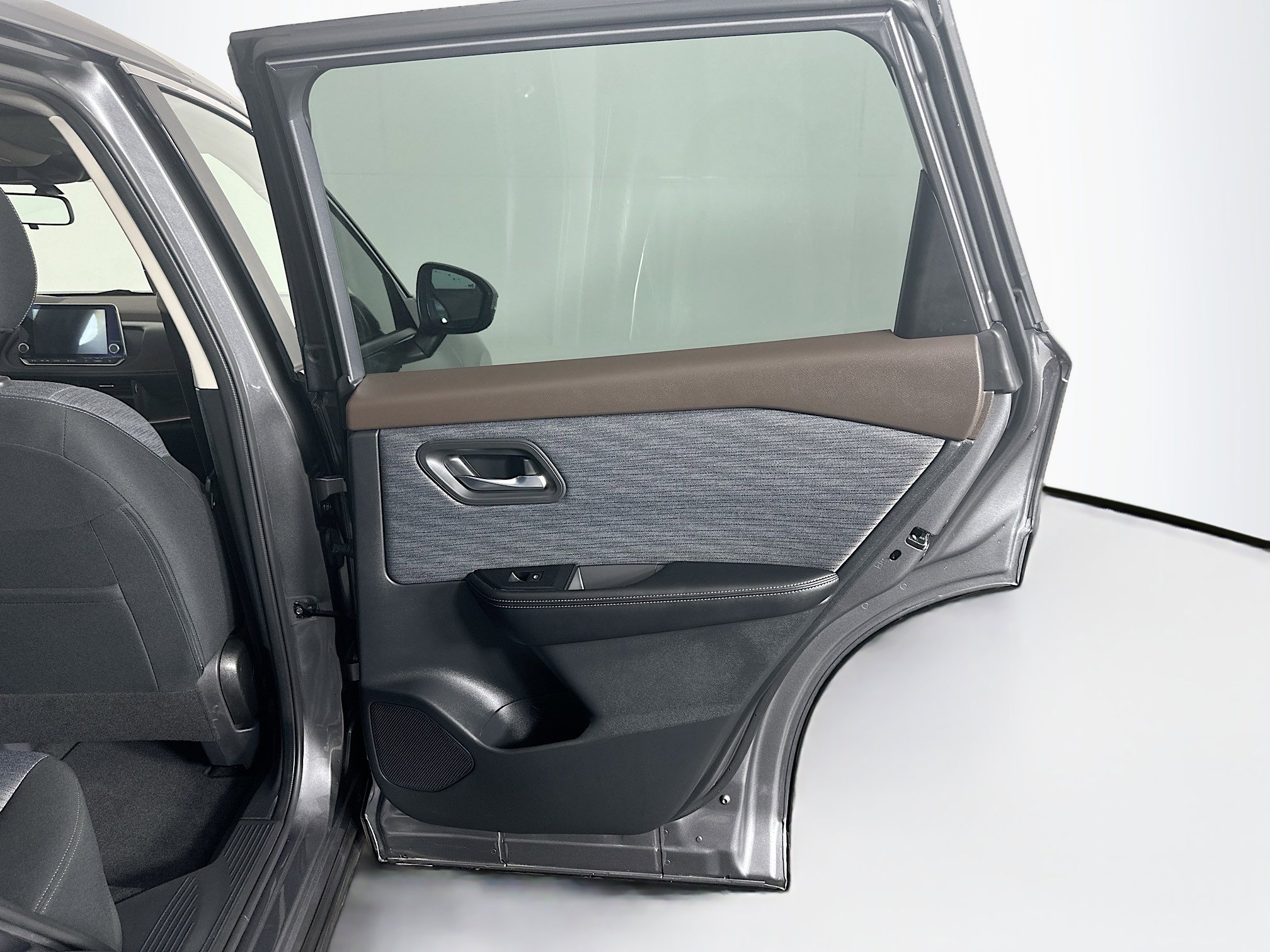 Used 2023 Nissan Rogue SV image 29