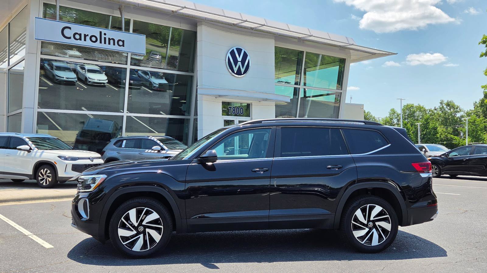 Used 2026 Volkswagen Atlas SE FWD image 2