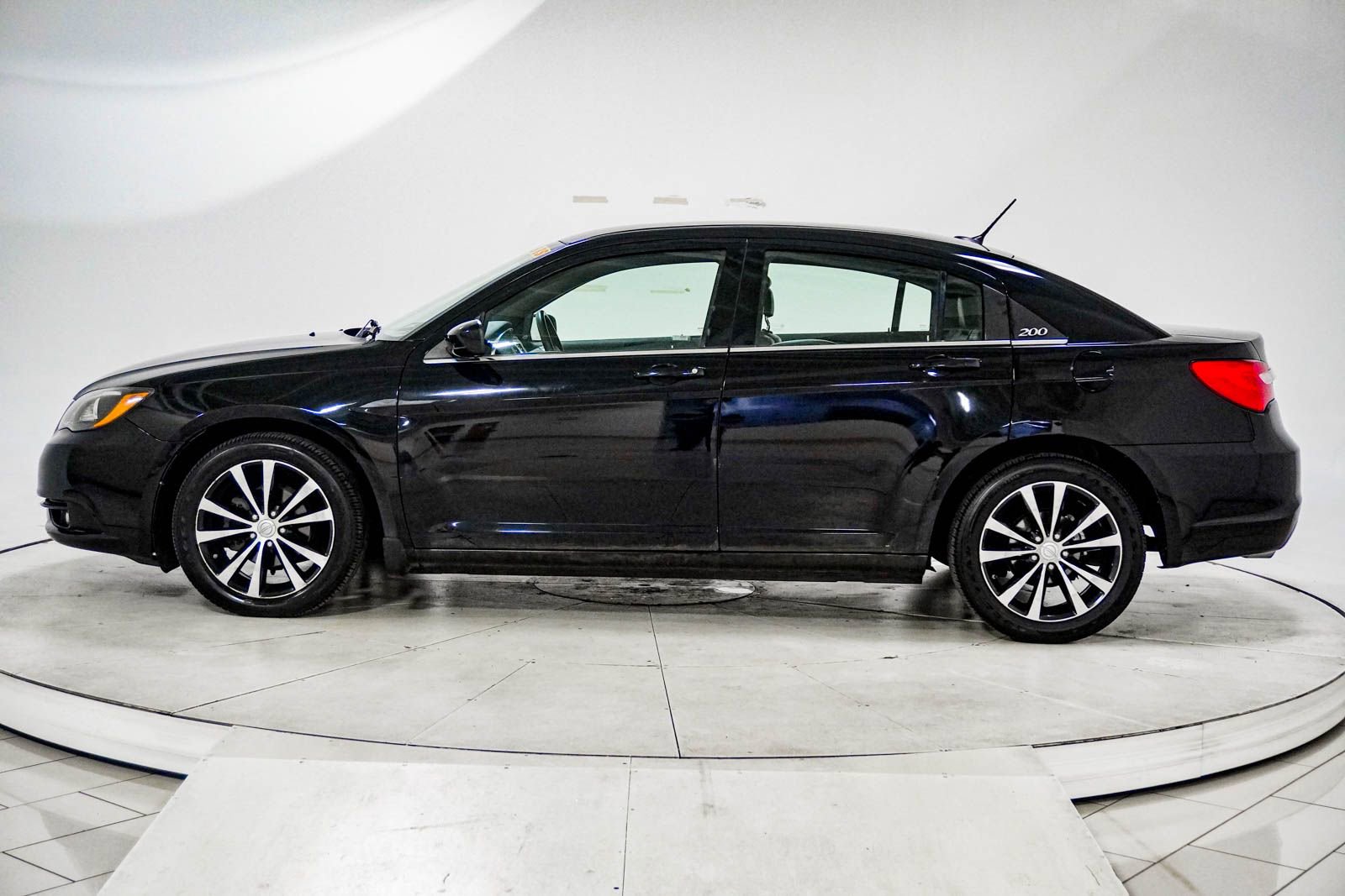 Used 2014 Chrysler 200 Limited w/ 200 S V6 Premium Group image 4