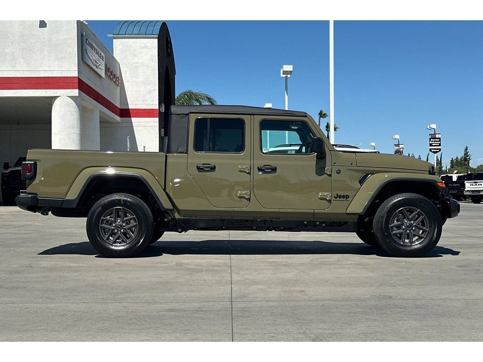New 2026 Jeep Gladiator Sport AWD/4WD image 9