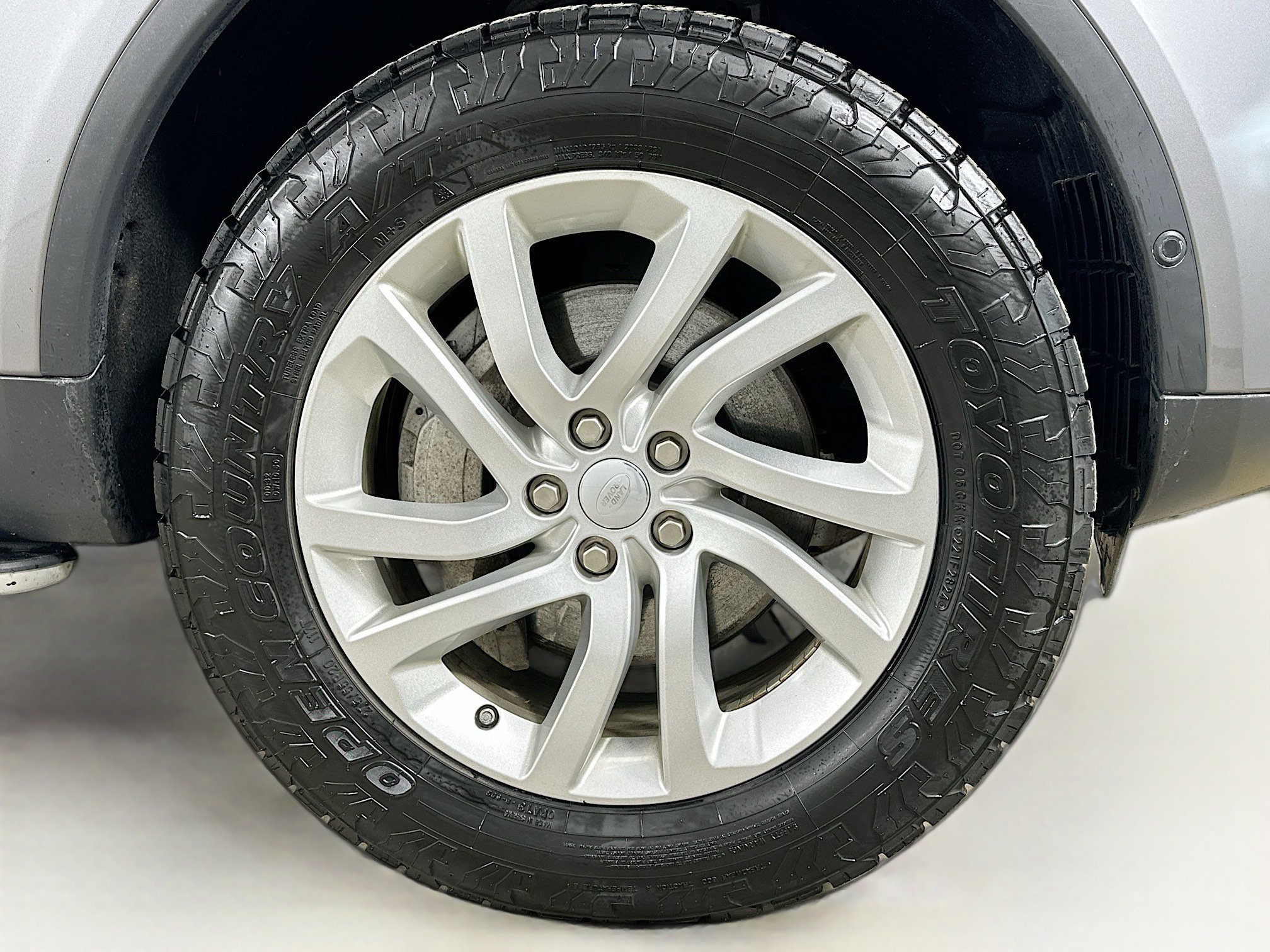 Used 2020 Land Rover Discovery SE image 11