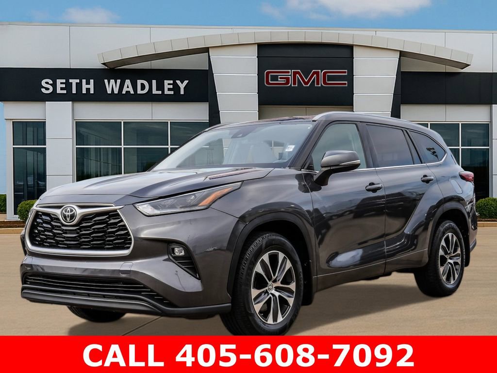 Used 2021 Toyota Highlander XLE AWD/4WD image 3