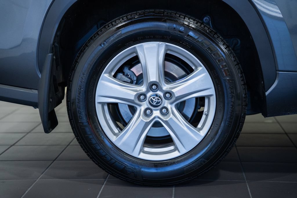 Used 2023 Toyota Highlander LE AWD/4WD image 18