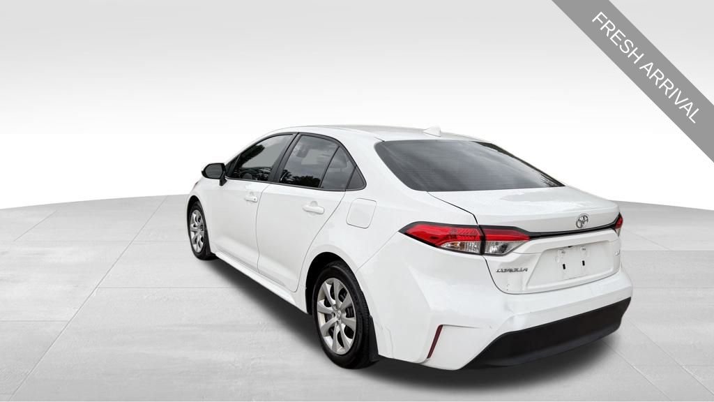 Used 2025 Toyota Corolla LE image 2