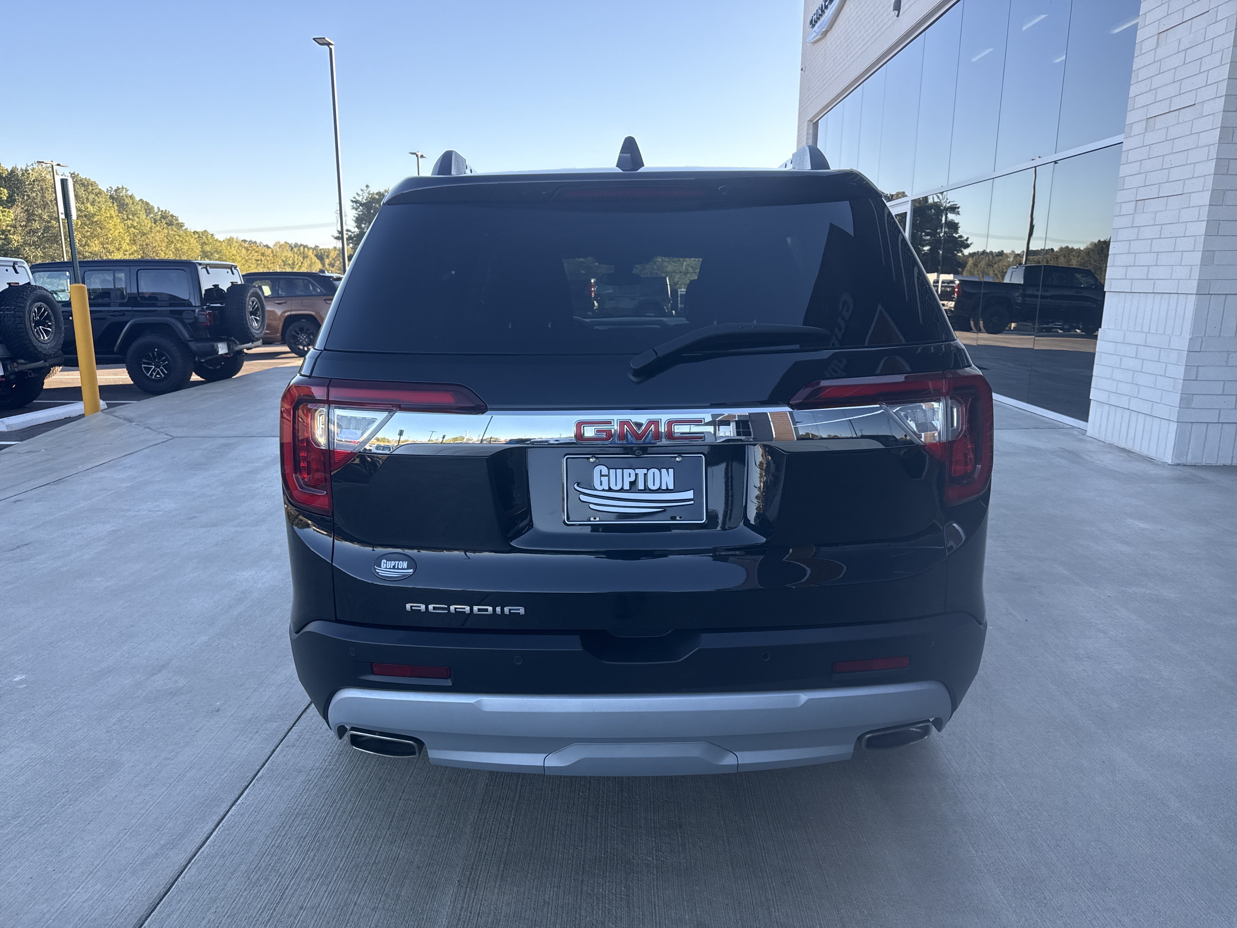 Used 2023 GMC Acadia SLE w/ Driver Convenience Package FWD image 23