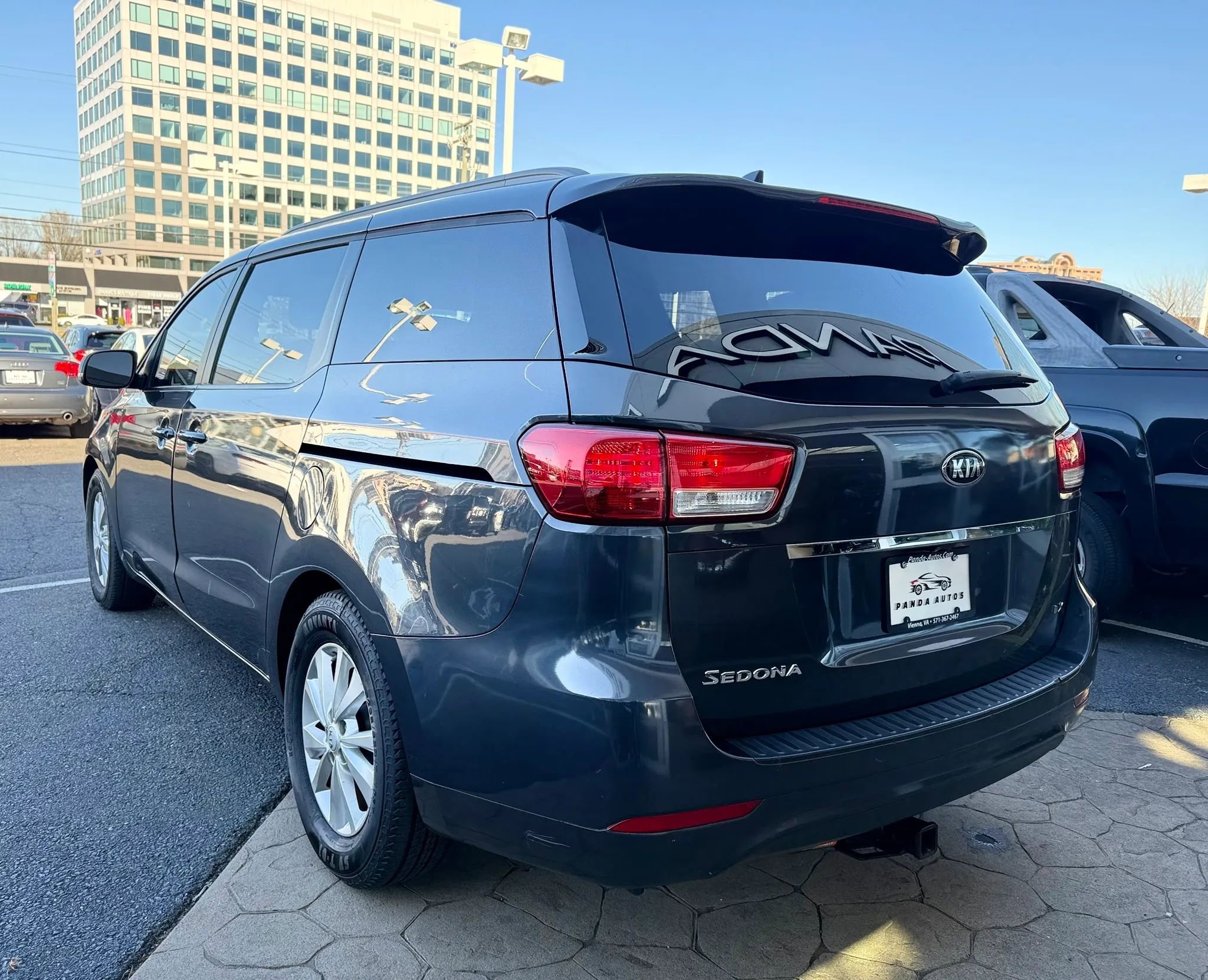 Used 2015 Kia Sedona LX w/ LX Convenience Package image 5